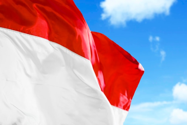 Bandera de Indonesia con fondo de cielo azul