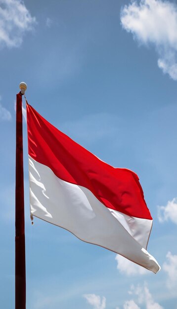 Foto la bandera de indonesia ondeando en el cielo generativo ai