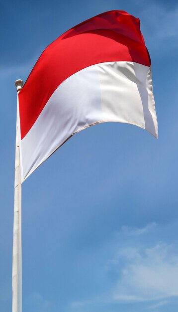 La bandera de Indonesia ondeando en el cielo generativo ai