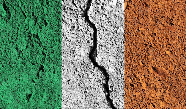 Bandera de Irlanda con grietas en el medio Concepto dividido de país