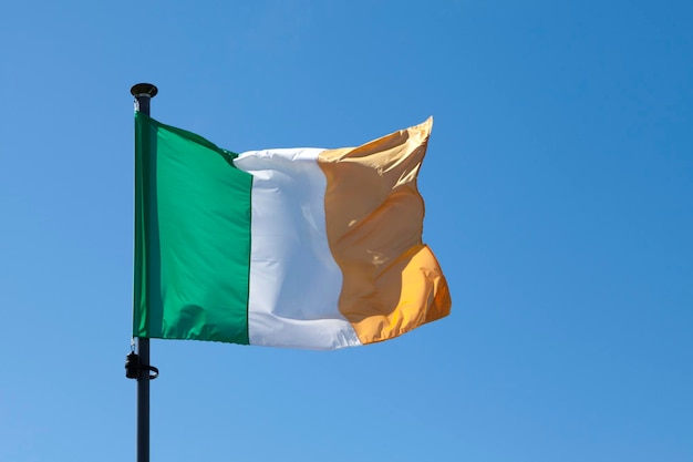 Bandera de Irlanda ondeando