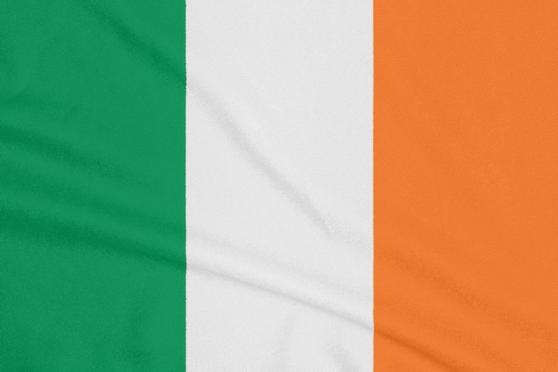 Bandera de Irlanda sobre tela con textura.