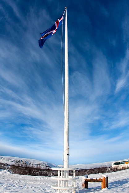 Bandera de Islandia bajo un cielo azul