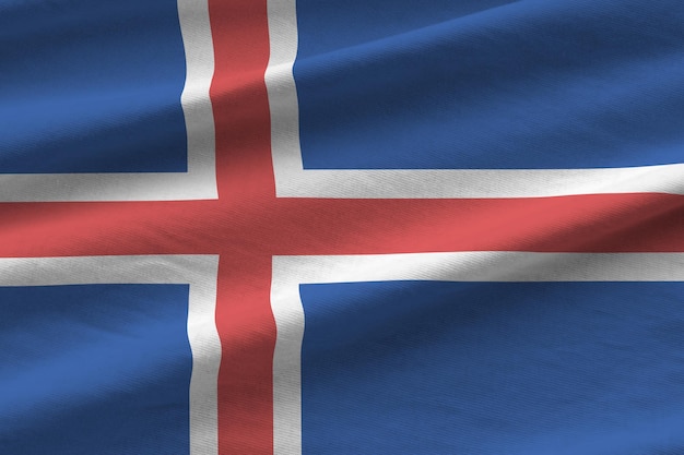 Bandera de Islandia con grandes pliegues ondeando de cerca bajo la luz del estudio en el interior Los símbolos y colores oficiales en la pancarta