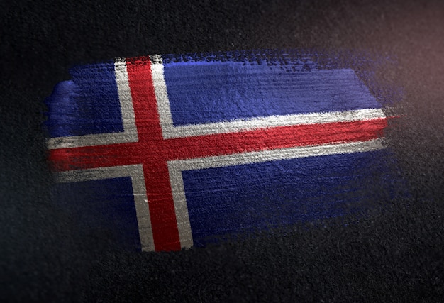 Bandera de Islandia hecha de pintura de pincel metálico en la pared oscura de grunge