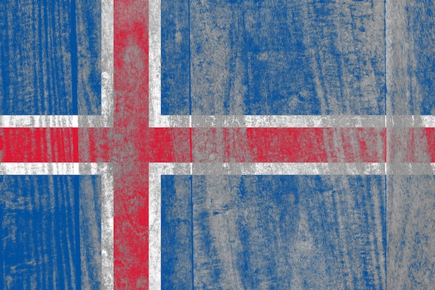 Bandera de Islandia pintada sobre un fondo de madera antiguo dañado