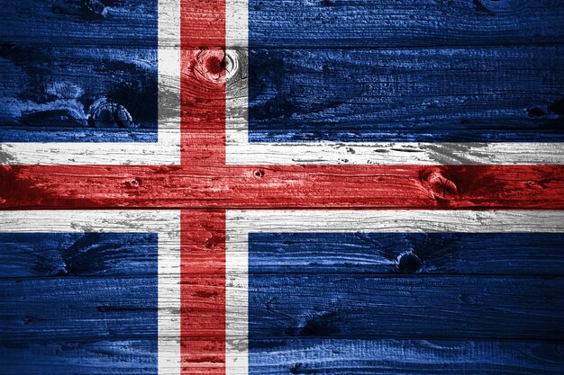 Bandera de Islandia sobre fondo de tablones de madera