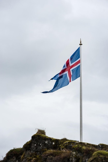 La bandera de Islandia soplando en el viento en el Parque Nacional Thingvellir