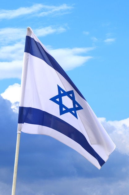 Bandera de Israel y cielo nublado