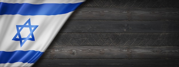 Bandera de Israel en la pared de madera negra. Banner panorámico horizontal.