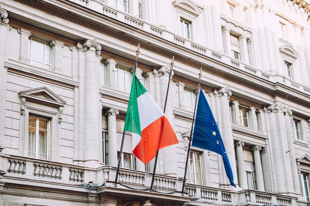 Bandera de Italia y la bandera de Europa