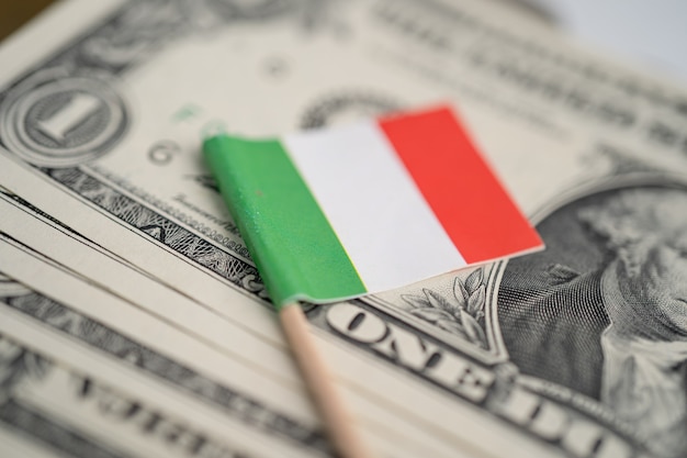 Bandera de Italia en dinero de billetes de dólar de Estados Unidos, concepto de finanzas.