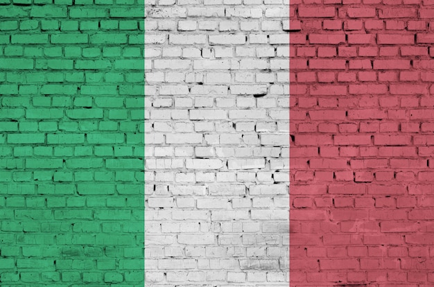 La bandera de Italia está pintada en una vieja pared de ladrillos