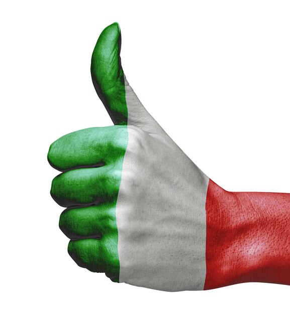 Foto bandera de italia en la mano indicando aprobación sobre fondo blanco.