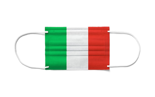 Bandera de Italia en una mascarilla quirúrgica desechable. Fondo blanco aislado