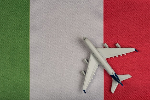 Bandera de Italia y modelo de avión