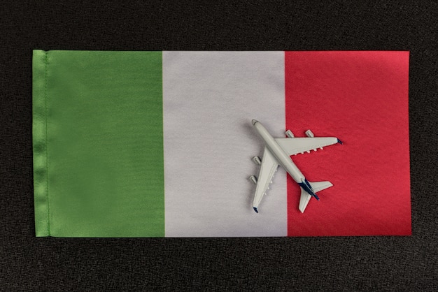 Bandera de Italia y modelo de avión