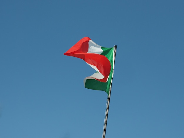 Bandera de Italia sobre cielo azul