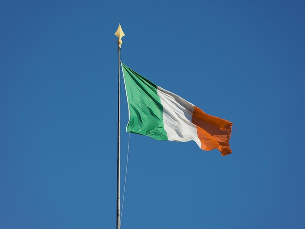 Bandera italiana de Italia sobre el cielo azul