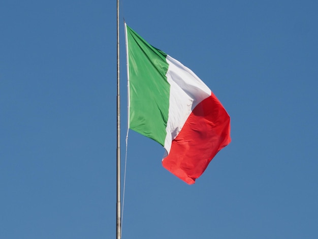 Bandera italiana de Italia sobre cielo azul