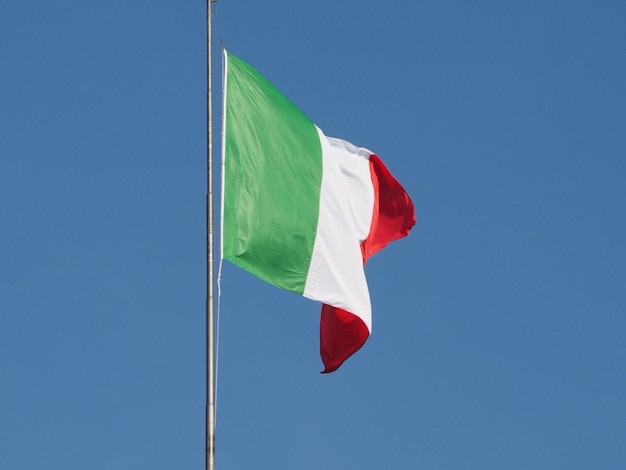 Bandera italiana de Italia sobre cielo azul