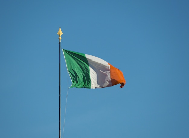 Bandera italiana de Italia sobre el cielo azul