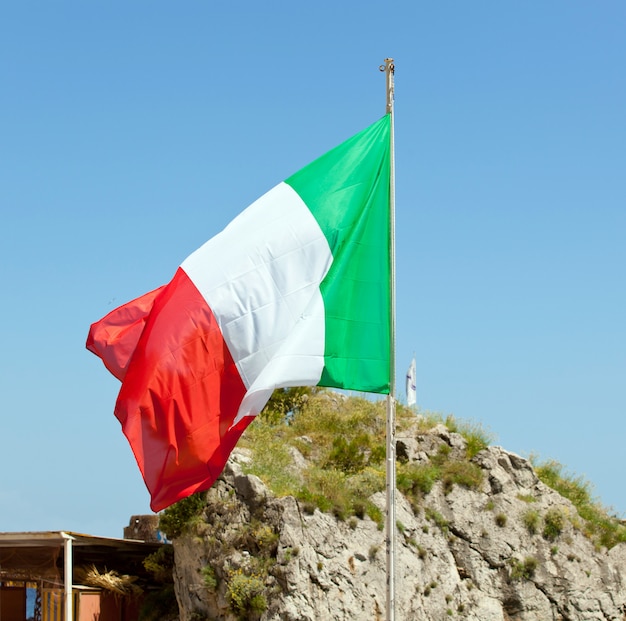 Bandera italiana ondeando en el viento