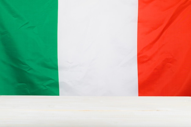 Bandera italiana y panel de madera. Espacio libre para un texto