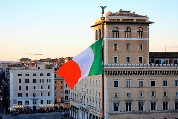 Bandera italiana en la Plaza Venezia en Roma Italia