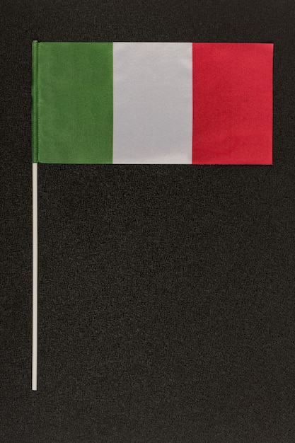 Bandera italiana tricolor verde blanco rojo sobre fondo negro