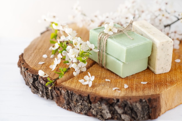 Bandera de jabón. Jabón natural aromático con flores de sakura sobre fondo de madera, cerrar