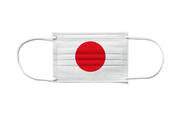 Bandera de Japón en una mascarilla quirúrgica desechable. Fondo blanco aislado