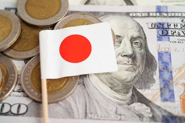 Bandera de Japón en monedas y billetes de banco dinero finanzas comercio inversión negocio concepto de moneda