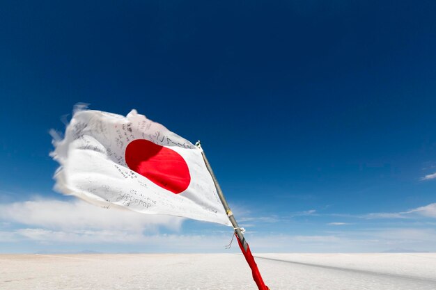 Bandera de Japón ondeando en el Salar de Uyuni Bolivia