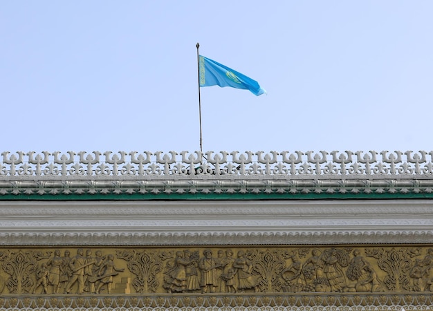 Bandera de Kazajstán en el edificio