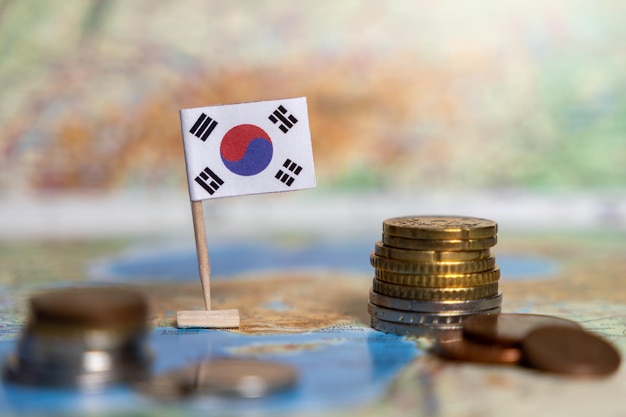 bandera de korea del sur en el mapa con monedas concepto de finanzas economía nacional ahorro inversión riqueza moneda mercado global y crecimiento fiscal