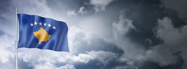 Bandera de Kosovo en un cielo nublado