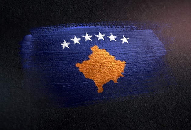 Bandera de Kosovo hecha de pintura de pincel metálico en la pared oscura de Grunge