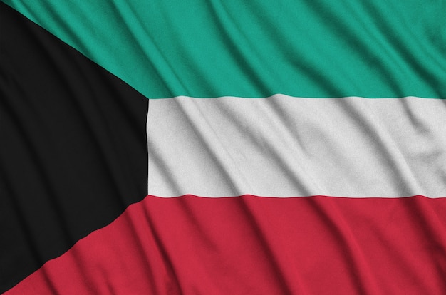 La bandera de Kuwait está representada en una tela de tela deportiva con muchos pliegues.
