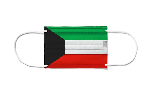 Bandera de Kuwait en una mascarilla quirúrgica desechable
