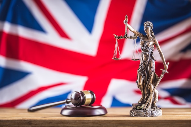 Bandera de Lady Justice y Reino Unido. Símbolo de la ley y la justicia con la bandera del Reino Unido. Brexit.