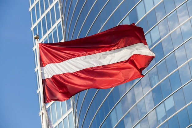 Foto bandera letona contra rascacielos en riga