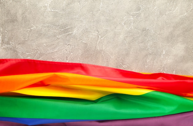 Foto bandera lgbt arcoiris en gris