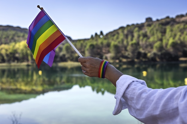 Bandera LGBT en el campo. Orgullo. Concepto de libertad