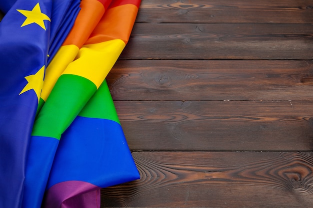 Bandera LGBT y UE juntas en tablones de madera