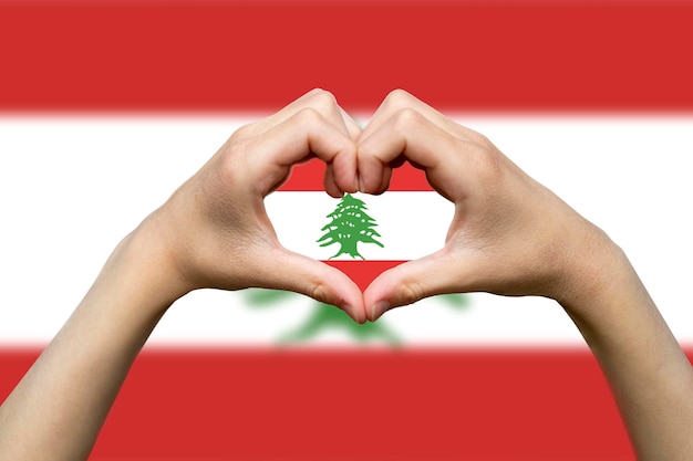 Bandera del Líbano con dos manos forma de corazón expresar amor o afecto concepto de mano corazón signo de amor