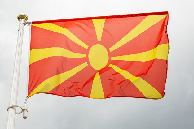 Bandera de Macedonia, en un flagstuff delante del cielo