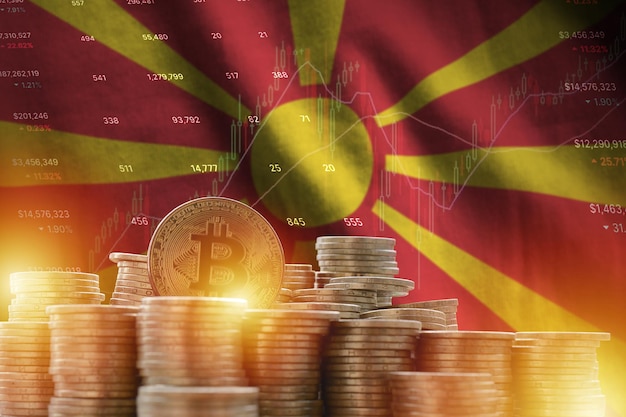 Bandera de macedonia y gran cantidad de monedas de bitcoin doradas y gráfico de plataforma de negociación Moneda criptográfica