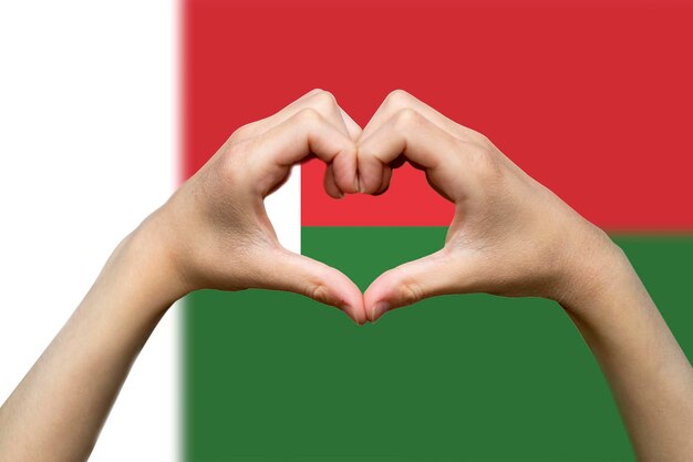 Bandera de Madagascar con dos manos forma de corazón patriotismo y nacionalismo idea expresar el amor