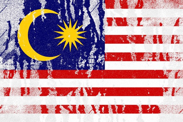 Bandera de malasia pintada sobre un viejo fondo de pared de hormigón angustiado
